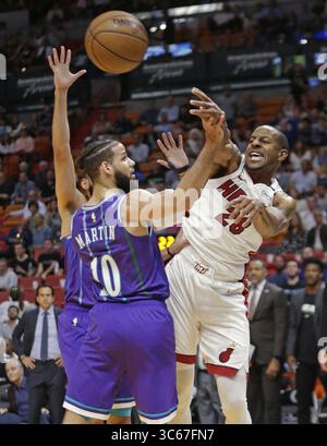 11. März 2020, Miami, FL, USA: Miami Heat Guard Andre Iguodala (28) übergibt den Ball gegen Charlotte Hornets Stürmer Caleb Martin (10) im ersten Quartal am Mittwoch, den 11. März 2020 in der AmericanAirlines Arena in Miami. (Kreditbild: © TNS via ZUMA Wire) Stockfoto