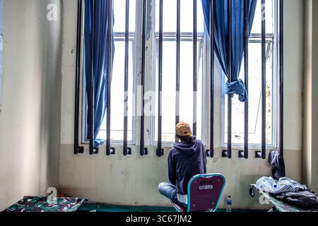 Mai 2020, Süd-Jakarta, Jakarta, Indonesien: Jakarta, Indonesien, 18. Mai 2020: Eine Sportanlage wurde in Jakarta zu einem Heim für Obdachlose umgebaut. Die Einrichtung wurde von der Regierung Jakartas erleichtert, um die Verbreitung des Corona-Virus für Obdachlose in Jakarta zu verhindern. (Bild: © Donal Husni/ZUMA Wire) Stockfoto
