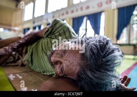 Mai 2020, Süd-Jakarta, Jakarta, Indonesien: Jakarta, Indonesien, 18. Mai 2020: Eine Sportanlage wurde in Jakarta zu einem Heim für Obdachlose umgebaut. Die Einrichtung wurde von der Regierung Jakartas erleichtert, um die Verbreitung des Corona-Virus für Obdachlose in Jakarta zu verhindern. (Bild: © Donal Husni/ZUMA Wire) Stockfoto