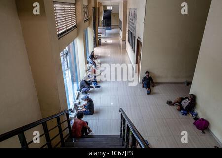 Mai 2020, Süd-Jakarta, Jakarta, Indonesien: Jakarta, Indonesien, 18. Mai 2020: Eine Sportanlage wurde in Jakarta zu einem Heim für Obdachlose umgebaut. Die Einrichtung wurde von der Regierung Jakartas erleichtert, um die Verbreitung des Corona-Virus für Obdachlose in Jakarta zu verhindern. (Bild: © Donal Husni/ZUMA Wire) Stockfoto