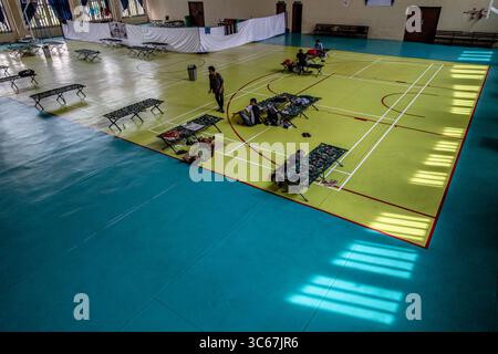 Mai 2020, Süd-Jakarta, Jakarta, Indonesien: Jakarta, Indonesien, 18. Mai 2020: Eine Sportanlage wurde in Jakarta zu einem Heim für Obdachlose umgebaut. Die Einrichtung wurde von der Regierung Jakartas erleichtert, um die Verbreitung des Corona-Virus für Obdachlose in Jakarta zu verhindern. (Bild: © Donal Husni/ZUMA Wire) Stockfoto
