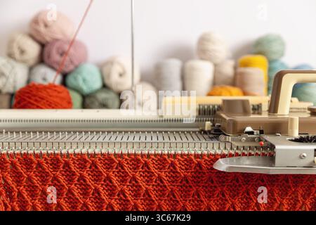 Manuelle Strickmaschine. Eine Strickmaschine ist ein Gerät verwendet, um Gewebe zu erstellen. Stockfoto