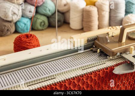 Manuelle Strickmaschine. Eine Strickmaschine ist ein Gerät verwendet, um Gewebe zu erstellen. Stockfoto