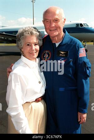 WIR ERINNERN UNS: ANNIE GLENN, 100 Jahre alt, (17. Februar 1920 bis 19. Mai 2020), eine lebenslange Fürsprecherin von Menschen mit Sprachbehinderungen und Ehefrau des verstorbenen Astronauten John Glenn, starb am 19. Mai 2020 in einem Pflegeheim in der Nähe der Familie in St. Paul, Minnesota an COVID-19-Komplikationen. DATEIFOTO AUS: 8. November 1998, Cape Canaveral, Florida, USA: STS-95 Payload Specialist JOHN H. GLENN Jr., ein US-Senator aus Ohio und einer der ursprünglichen sieben Project Mercury Astronauten, posiert mit seiner Frau ANNIE GLENN auf dem Skid Strip der Cape Canaveral Air Station. (Kreditbild: © NASA via ZUMA Press) Stockfoto