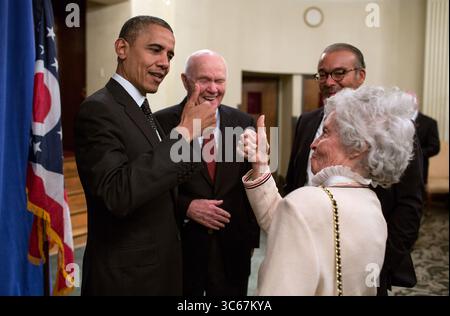 19. Mai 2020: ANNIE GLENN, 100, eine lebenslange Fürsprecherin für Menschen mit Sprachbehinderungen und Ehefrau des verstorbenen Astronauten John Glenn, starb an COVID-19-Komplikationen in einem Pflegeheim in der Nähe der Familie in St. Paul, Minnesota. ABBILDUNG: 9. Oktober 2012, Columbus, Ohio, USA: US-Präsident BARACK OBAMA mit US-Senator JOHN GLENN und seiner Frau ANNIE GLENN nach einer Veranstaltung an der Ohio State University. (Kreditbild: © Pete Souza/das Weiße Haus/ZUMAPRESS.com) Stockfoto