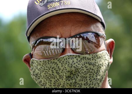 Mai 2020, Memphis, Tennessee, USA: WILBERT COLEMON, 87 besucht ein Veteran des koreanischen Konflikts den Friedhof am Montag, den 18. Mai 2020. Jedes Grab wurde auf dem West Tennessee State Veterans Cemetery in Memphis, Tennessee, mit einer Flagge versehen. Auf dem Friedhof findet keine Gedenkfeier statt, da es wegen COVID 19 Bedenken gibt. "'dieser Friedhof wurde 1992 eröffnet, was vor 28 Jahren war, und dies wird das erste Jahr sein, in dem es keine geplante Veranstaltung geben wird, um diejenigen zu ehren, die so viel gegeben haben." Sagte James Lindsey, Direktor des Friedhofs. (Kreditbild: © Karen Foc Stockfoto