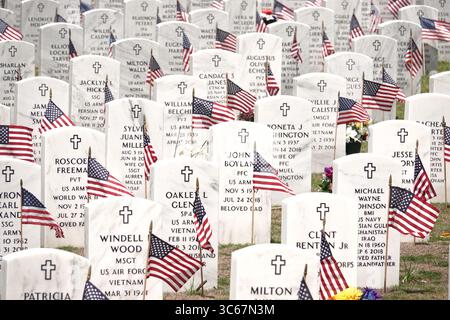 18. Mai 2020, Memphis, Tennessee, USA: Jedes Grab wurde am 18. Mai 2020 von Freiwilligen auf dem West Tennessee State Veterans Cemetery in Memphis, Tennessee, mit einer Flagge versehen. Auf dem Friedhof findet keine Gedenkfeier statt, da es wegen COVID 19 Bedenken gibt. "'dieser Friedhof wurde 1992 eröffnet, was vor 28 Jahren war, und dies wird das erste Jahr sein, in dem es keine geplante Veranstaltung geben wird, um diejenigen zu ehren, die so viel gegeben haben." Sagte James Lindsey, Direktor des Friedhofs. (Kreditbild: © Karen Focht/ZUMA Wire) Stockfoto