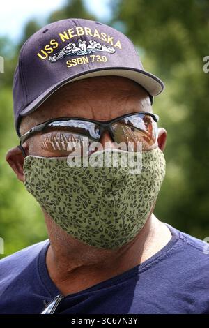 Mai 2020, Memphis, Tennessee, USA: WILBERT COLEMON, 87 besucht ein Veteran des koreanischen Konflikts den Friedhof am Montag, den 18. Mai 2020. Jedes Grab wurde auf dem West Tennessee State Veterans Cemetery in Memphis, Tennessee, mit einer Flagge versehen. Auf dem Friedhof findet keine Gedenkfeier statt, da es wegen COVID 19 Bedenken gibt. "'dieser Friedhof wurde 1992 eröffnet, was vor 28 Jahren war, und dies wird das erste Jahr sein, in dem es keine geplante Veranstaltung geben wird, um diejenigen zu ehren, die so viel gegeben haben." Sagte James Lindsey, Direktor des Friedhofs. (Kreditbild: © Karen Foc Stockfoto