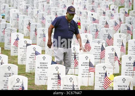 Mai 2020, Memphis, Tennessee, USA: WILBERT COLEMON, 87 besucht ein Veteran des koreanischen Konflikts den Friedhof am Montag. Jedes Grab hatte eine Flagge auf dem West Tennessee State Veterans Cemetery. Auf dem Friedhof findet keine Gedenkfeier statt, da es wegen COVID 19 Bedenken gibt. (Kreditbild: © Karen Focht/ZUMA Wire) Stockfoto
