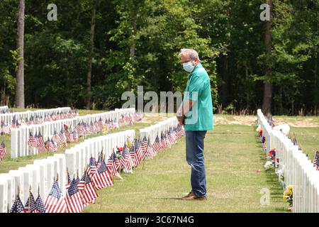 Mai 2020, Memphis, Tennessee, USA: WILBERT COLEMON, 87 besucht ein Veteran des koreanischen Konflikts den Friedhof am Montag, den 18. Mai 2020. Jedes Grab wurde auf dem West Tennessee State Veterans Cemetery in Memphis, Tennessee, mit einer Flagge versehen. Auf dem Friedhof findet keine Gedenkfeier statt, da es wegen COVID 19 Bedenken gibt. "'dieser Friedhof wurde 1992 eröffnet, was vor 28 Jahren war, und dies wird das erste Jahr sein, in dem es keine geplante Veranstaltung geben wird, um diejenigen zu ehren, die so viel gegeben haben." Sagte James Lindsey, Direktor des Friedhofs. (Kreditbild: © Karen Foc Stockfoto