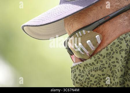 Mai 2020, Memphis, Tennessee, USA: WILBERT COLEMON, 87 besucht ein Veteran des koreanischen Konflikts den Friedhof am Montag, den 18. Mai 2020. Jedes Grab wurde auf dem West Tennessee State Veterans Cemetery in Memphis, Tennessee, mit einer Flagge versehen. Auf dem Friedhof findet keine Gedenkfeier statt, da es wegen COVID 19 Bedenken gibt. "'dieser Friedhof wurde 1992 eröffnet, was vor 28 Jahren war, und dies wird das erste Jahr sein, in dem es keine geplante Veranstaltung geben wird, um diejenigen zu ehren, die so viel gegeben haben." Sagte James Lindsey, Direktor des Friedhofs. (Kreditbild: © Karen Foc Stockfoto