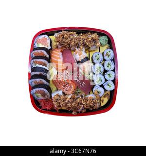 Auswahl an verschiedenen Arten von rohem Fisch Sushi in Teller, traditionelles japanisches Essen, orientalische Kultur köstliches gesundes Gericht, isoliertes Objekt mit Schneideweg, weicher selektiver Fokus von oben Stockfoto
