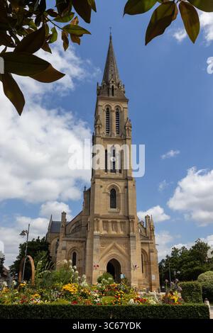 Außenansicht der Kirche unserer Lieben Frau (Notre Dame) von Bergerac, einer Kirche im neogotischen Stil aus dem 19. Jahrhundert in der Dordogne in Frankreich. Stockfoto