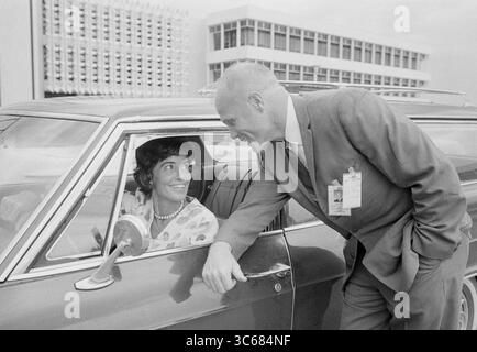 19. Mai 2020 – USA – ANNIE GLENN und JOHN GLENN treffen am 4. Juni 1965 im Mission Control Center ein. John Glenn war der erste Amerikaner, der die Erde umkreiste. Glenns Frau Annie, die am 19. Mai 2020 starb, war eine Befürworterin von Menschen mit Behinderungen, nachdem sie ihre eigene Kommunikationsstörung überwunden hatte und als Professorin an der Abteilung für Sprachpathologie des Bundesstaates Ohio tätig wurde. Das Paar, das High School Sweethearts war, heiratete 1943 bis zu John Glenns Tod 2016. (Kreditbild: © NASA/ZUMA Wire/ZUMAPRESS.com) Stockfoto