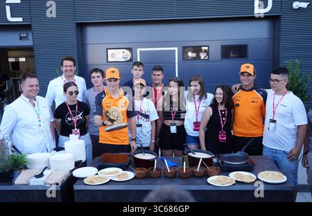 McLaren's Oscar Piastri und Lando Norris kochen Pfannkuchen im Fahrerlager Hungaroring in Budapest, Ungarn, vor dem Großen Preis von Ungarn am Sonntag. Bilddatum: Donnerstag, 31. Juli 2025. Stockfoto