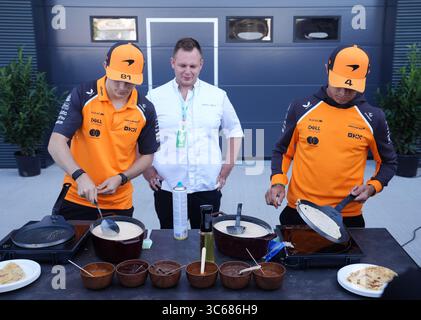 McLaren's Oscar Piastri und Lando Norris kochen Pfannkuchen im Fahrerlager Hungaroring in Budapest, Ungarn, vor dem Großen Preis von Ungarn am Sonntag. Bilddatum: Donnerstag, 31. Juli 2025. Stockfoto