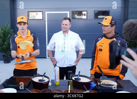 McLaren's Oscar Piastri und Lando Norris kochen Pfannkuchen im Fahrerlager Hungaroring in Budapest, Ungarn, vor dem Großen Preis von Ungarn am Sonntag. Bilddatum: Donnerstag, 31. Juli 2025. Stockfoto