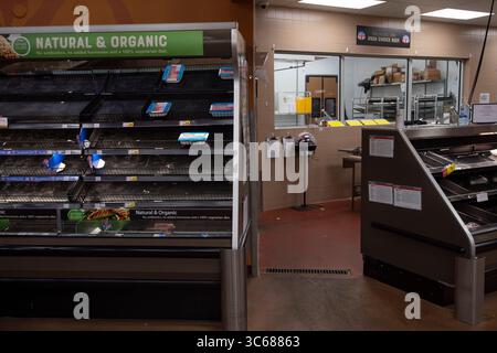 16. März 2020, Manhattan, Kansas, USA: Die Fleischregale stehen Anfang März leer im Dillon's Supermarkt. Jetzt im Mai werden Fleischfleischfächer durch zahlreiche Fleischverpackungsbetriebe mit Coronavirus-Ausbrüchen überflutet. Die größeren Supermärkte haben während dieser Pandemie hart getroffen, da leere Regale in der ganzen Stadt die neue Normalität für Manhattan, KS, sind. Panikkkauf begann mit der Schließung der Schulen and.in eine Angelegenheit von Tagen große Supermärkte wurden geleert, als die Leute eilten, sich auf Wochen und Monate häuslicher Quarantäne vorzubereiten. Wichtige Dinge wie Brot, Eier, Milch, Fleisch, handsani Stockfoto