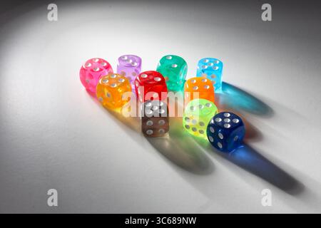 Ansicht zufällig positionierter, mehrfarbiger Würfel mit Licht und echten Schatten Stockfoto