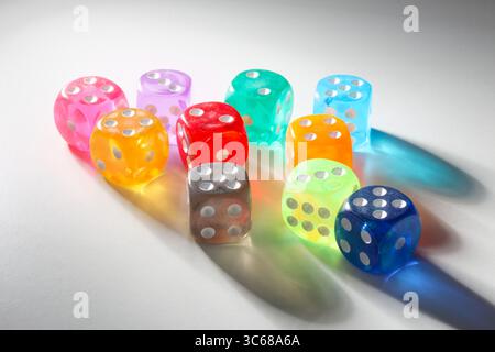 Ansicht zufällig positionierter, mehrfarbiger Würfel mit Licht und echten Schatten Stockfoto