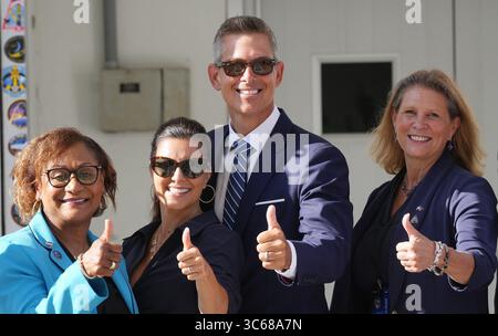 Kennedy Space Center, Usa. 31. Juli 2025. Der Verkehrsminister und amtierende NASA-Verwalter Sean Duffy (C) und seine Frau Rachel Campos-Duffy (2. L) schließen sich der amtierende Associate Administrator Vanessa Wyche (L) und der amtierende Associate Administrator Lori Glaze (R) an, während die SpaceX Crew-11-Astronauten am Donnerstag, dem 31. Juli 2025, aus dem Operations Center im Kennedy Space Center, Florida, gehen. Die Besatzung soll am 31. Juli 2025 um 12:09 Uhr EDT (16:09 UTC) ins International Space Center starten. Foto: Pat Benic/UPI Credit: UPI/Alamy Live News Stockfoto