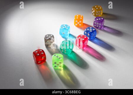 Ansicht zufällig positionierter, mehrfarbiger Würfel mit Licht und echten Schatten Stockfoto