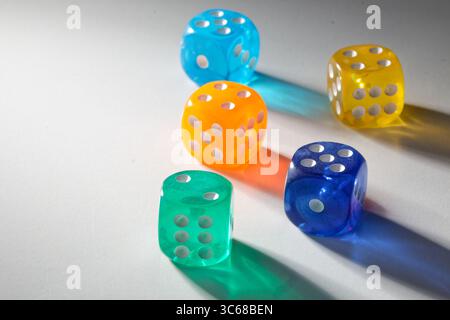 Ansicht zufällig positionierter, mehrfarbiger Würfel mit Licht und echten Schatten Stockfoto