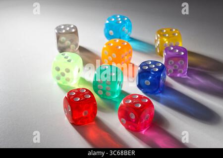 Ansicht zufällig positionierter, mehrfarbiger Würfel mit Licht und echten Schatten Stockfoto