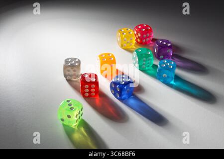Ansicht zufällig positionierter, mehrfarbiger Würfel mit Licht und echten Schatten Stockfoto