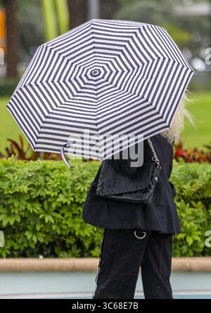 24. Mai 2020, Sunny Isles Beach, FL, USA: Eine Frau mit einem Sonnenschirm vor dem Samson Oceanfront Park in Sunny Isles Beach am Sonntag, 24. Mai 2020. (Kreditbild: © TNS via ZUMA Wire) Stockfoto