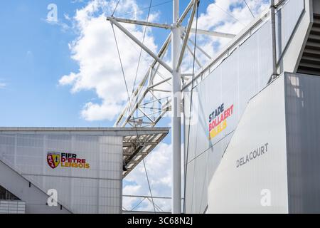Das Motto „Stolz, von Lens zu sein“ kann im Bollaert-Delelis-Stadion in Lens, Frankreich, gelesen werden, wo der Fußballverein RC Lens beheimatet ist. Stockfoto