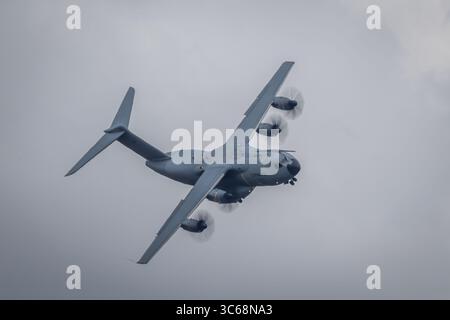Deutsche Luftwaffe Airbus A400M „54+21“, Royal International Air Tattoo 2025, RAF Fairford, Gloucestershire, England, Vereinigtes Königreich Stockfoto
