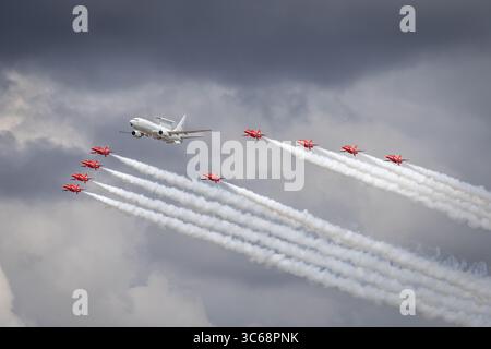 RAF Red Arrows und RAF Boeing Wedgetail AEW1 „WT001“, Royal International Air Tattoo 2025, RAF Fairford, Gloucestershire, England, Großbritannien Stockfoto