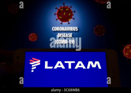 26. Mai 2020, Asuncion, Paraguay: Illustration Foto – das Logo von LATAM, der größten Fluggesellschaft Lateinamerikas, wird auf einem Smartphone mit visueller Darstellung des Virus und der Worte Coronavirus Disease (COVID-19) auf dem Bildschirm angezeigt. (Bild: © Andre M. Chang/ZUMA Wire) Stockfoto