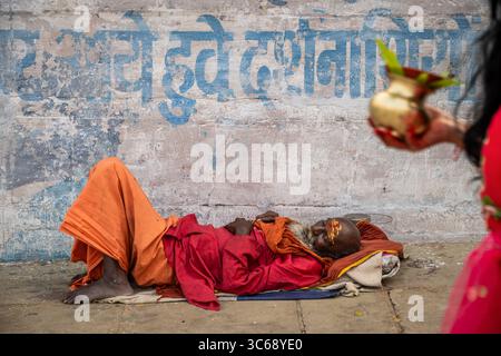 Ein Sadhu schläft auf den Ghats von Varanasi, Indien Stockfoto