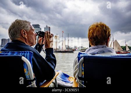 ROTTERDAM - der Dreimastschoner Oosterschelde segelt nach einer zweijährigen Weltreise in den Veerhaven. Das historische Schiff fuhr auf derselben Route wie Charles Darwin während der Darwin200 Global Voyage. ANP ROBIN UTRECHT niederlande raus - belgien raus Stockfoto