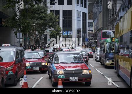 27. Mai 2020, Hongkong, Hongkong: Während der Proteste in Hongkong wird eine Straße im CBD blockiert. Die Polizei von Hongkong feuerte Pfefferpellets im zentralen Geschäftsviertel ab und verhaftete fast 300 Menschen, nachdem sich Demonstranten gegen die Nationalhymne und das nationale Sicherheitsgesetz versammelten. Die Massenproteste in Central folgten einem Morgen relativer Ruhe, als die Gesetzgeber bereit waren, ein umstrittenes nationales Hymmengesetz im Legislativrat zu diskutieren. (Kreditbild: © Tang Yan/SOPA Images via ZUMA Wire) Stockfoto