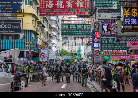 27. Mai 2020, Hongkong, China: Die Polizei von Hongkong kontrolliert während der Demonstrationen den Zugang zu einer Straße im zentralen Mongkok-Viertel. Eine neue Protestwelle steigt in Hongkong auf, als die chinesische Regierung das nationale Sicherheitsgesetz einseitig verabschieden wird 23. (Credit Image: © Emilio Navas/SOPA Images via ZUMA Wire) Stockfoto