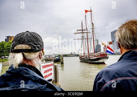 ROTTERDAM - der Dreimastschoner Oosterschelde segelt nach einer zweijährigen Weltreise in den Veerhaven. Das historische Schiff fuhr auf derselben Route wie Charles Darwin während der Darwin200 Global Voyage. ANP ROBIN UTRECHT niederlande raus - belgien raus Stockfoto