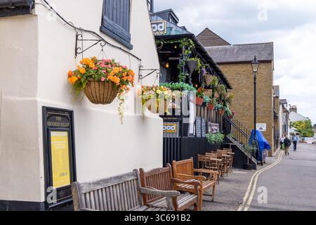 Charme am Meer trifft auf Street Food Flair – das Crooked Billet and Food Shack in Leigh-on-Sea, umrahmt von blühenden Körben und entspannten Bänken. Stockfoto