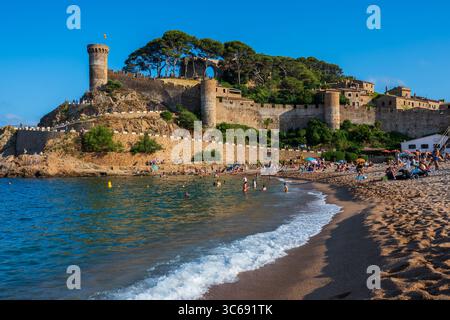 Blick auf die Festungsmauern der berühmten Burg aus dem 12. Jahrhundert vom Strand, Tossa de Mar, Girona, Spanien Stockfoto
