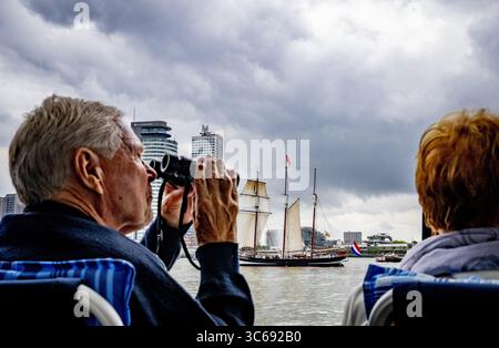ROTTERDAM - der Dreimastschoner Oosterschelde segelt nach einer zweijährigen Weltreise in den Veerhaven. Das historische Schiff fuhr auf derselben Route wie Charles Darwin während der Darwin200 Global Voyage. ANP ROBIN UTRECHT niederlande raus - belgien raus Stockfoto