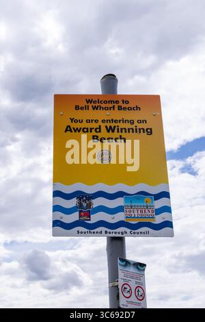 Begrüßungsschild am Bell Wharf Beach, Southend-on-Sea, Essex, Großbritannien. Preisgekrönter Strand, der vom Southend Borough Council anerkannt wurde. Stockfoto