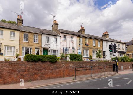 Blick auf die Straße in Leigh-on-Sea, Essex, England, mit farbenfrohen Terrassenhäusern am Meer. Typische britische Küstenarchitektur mit Mauerwerk und Schornsteinen. Stockfoto