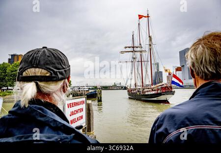 ROTTERDAM - der Dreimastschoner Oosterschelde segelt nach einer zweijährigen Weltreise in den Veerhaven. Das historische Schiff fuhr auf derselben Route wie Charles Darwin während der Darwin200 Global Voyage. ANP ROBIN UTRECHT niederlande raus - belgien raus Stockfoto