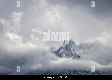Gipfel der Zanskar-Bergkette umgeben von Wolken in Ladakh, Indien Stockfoto