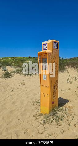 SOS-Notterminal am Negade-Strand vor der Sanddüne und dem blauen Himmel. Juni 2025. Soulac-sur-Mer, Medoc, Aquitaine, Frankreich. Stockfoto
