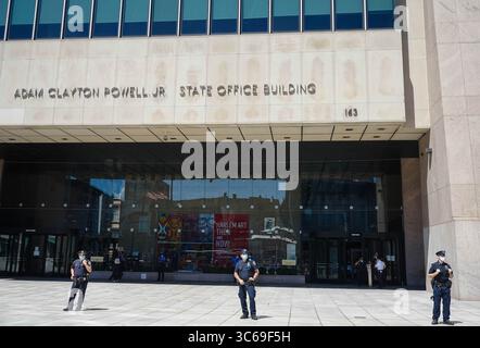 30. Mai 2020 - Manhattan, New York, USA - Polizeipräsenz im Adam Clayton Powell Jr., Staatsgebäude, als Demonstranten eine Kundgebung veranstalteten und entlang der 125th Street marschierten, um sich gegen den Tod von G. Floyd auszusprechen. (Bild: © Nancy Siesel /ZUMA Wire/ZUMAPRESS.com) Stockfoto