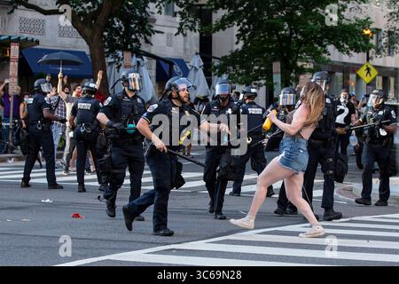 31. Mai 2020, Washington, District of Columbia, USA: Ein Polizist schiebt einen Demonstranten während eines Protestes in Washington, D.C., USA, am Sonntag, 31. Mai, 2020, nach dem Tod eines unbewaffneten Schwarzen durch die Polizei von Minnesota am 25. Mai 2020. (Bild: © Stefani Reynolds/CNP via ZUMA Wire) Stockfoto