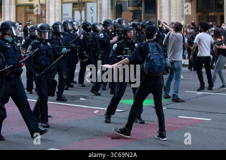 31. Mai 2020, Washington, District of Columbia, USA: Demonstranten stoßen am Sonntag, 31. Mai in Washington, D.C., USA auf Polizeibeamte zusammen. 2020, nach dem Tod eines unbewaffneten Schwarzen durch die Polizei von Minnesota am 25. Mai 2020. Quelle: Stefani Reynolds/CNP (Bild: © Stefani Reynolds/CNP via ZUMA Wire) Stockfoto
